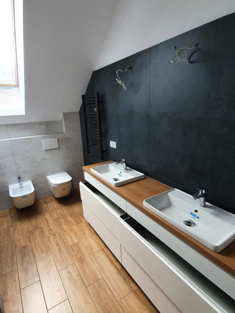 Ciekawy projekt łazienki z kontrastującymi płytkami