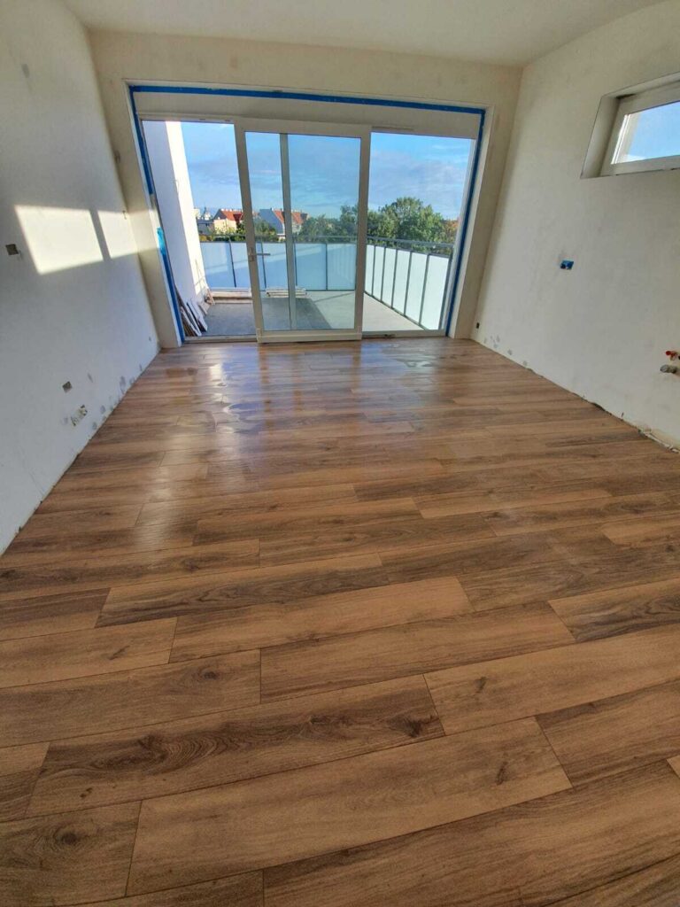 Płytka gresowa 120x20 w salonie z aneksem kuchennym