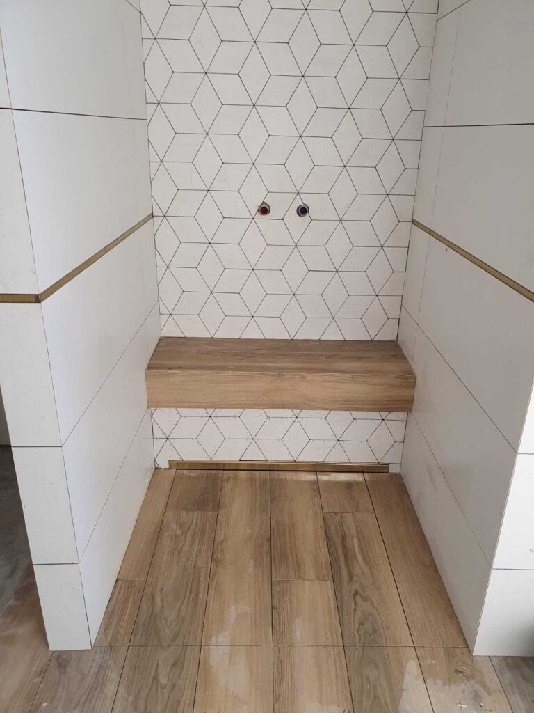 Siedzisko z odpływem liniowym, mozaika i kilka rodzajów płytek