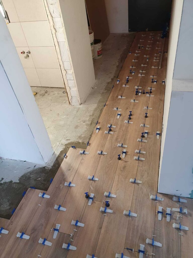 Płytka gresowa 120x20 z widocznym systemem poziomowania